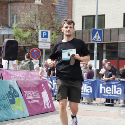 10.05.2026 - 8. Wedeler Halbmarathon Yannick Fuchs http://msf.ph/oto/9736337 10.05.2026 12:01:19 Ziel 6, 219, 227, 717 meine-sportfotos.de