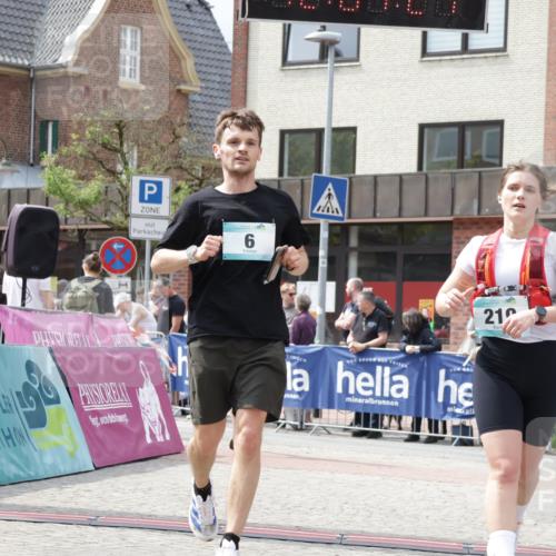 10.05.2026 - 8. Wedeler Halbmarathon Yannick Fuchs http://msf.ph/oto/9736339 10.05.2026 12:01:19 Ziel 6, 219, 227, 717 meine-sportfotos.de
