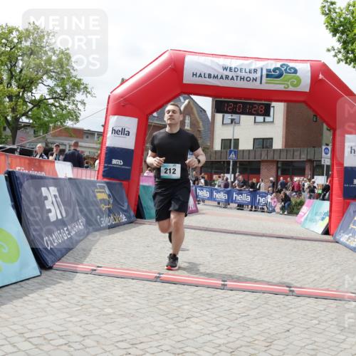 10.05.2026 - 8. Wedeler Halbmarathon Yannick Fuchs http://msf.ph/oto/9736362 10.05.2026 12:01:26 Ziel 212, 441, 717 meine-sportfotos.de
