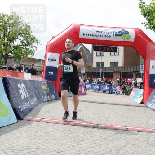 10.05.2026 - 8. Wedeler Halbmarathon Yannick Fuchs http://msf.ph/oto/9736363 10.05.2026 12:01:26 Ziel 212, 441, 717 meine-sportfotos.de