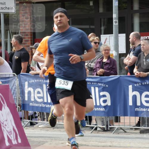 10.05.2026 - 8. Wedeler Halbmarathon Yannick Fuchs http://msf.ph/oto/9736375 10.05.2026 12:01:37 Ziel 462, 535, 2031, 2034 meine-sportfotos.de
