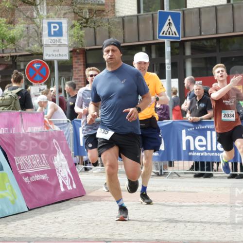 10.05.2026 - 8. Wedeler Halbmarathon Yannick Fuchs http://msf.ph/oto/9736378 10.05.2026 12:01:38 Ziel 462, 535, 2031, 2034 meine-sportfotos.de