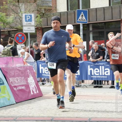 10.05.2026 - 8. Wedeler Halbmarathon Yannick Fuchs http://msf.ph/oto/9736379 10.05.2026 12:01:38 Ziel 462, 535, 2031, 2034 meine-sportfotos.de