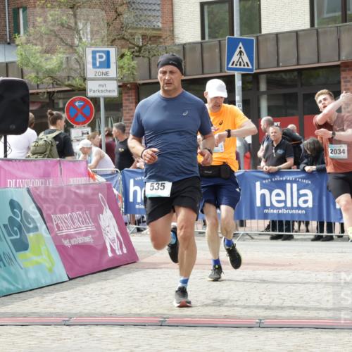 10.05.2026 - 8. Wedeler Halbmarathon Yannick Fuchs http://msf.ph/oto/9736380 10.05.2026 12:01:38 Ziel 462, 535, 2031, 2034 meine-sportfotos.de