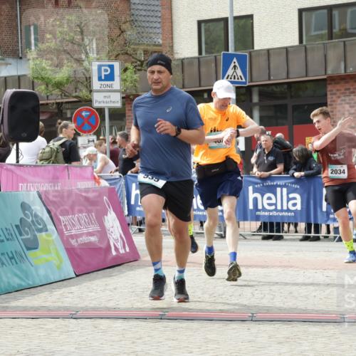 10.05.2026 - 8. Wedeler Halbmarathon Yannick Fuchs http://msf.ph/oto/9736381 10.05.2026 12:01:39 Ziel 462, 535, 2031, 2034 meine-sportfotos.de