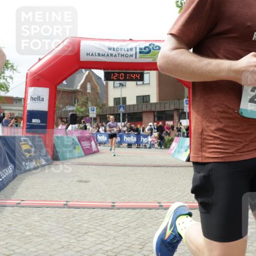 10.05.2026 - 8. Wedeler Halbmarathon Yannick Fuchs http://msf.ph/oto/9736401 10.05.2026 12:01:42 Ziel 462, 535, 643, 2031, 2034 meine-sportfotos.de