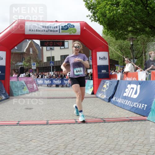 10.05.2026 - 8. Wedeler Halbmarathon Yannick Fuchs http://msf.ph/oto/9736415 10.05.2026 12:01:46 Ziel 643, 2031, 2034 meine-sportfotos.de