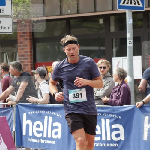 10.05.2026 - 8. Wedeler Halbmarathon Yannick Fuchs http://msf.ph/oto/9736417 10.05.2026 12:01:53 Ziel 391 meine-sportfotos.de