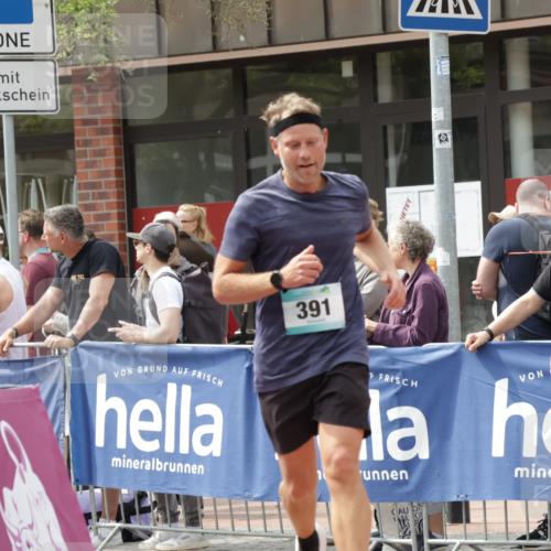 10.05.2026 - 8. Wedeler Halbmarathon Yannick Fuchs http://msf.ph/oto/9736419 10.05.2026 12:01:54 Ziel 391 meine-sportfotos.de