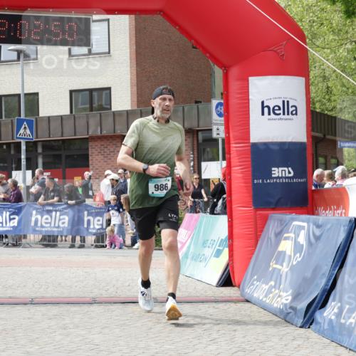 10.05.2026 - 8. Wedeler Halbmarathon Yannick Fuchs http://msf.ph/oto/9736465 10.05.2026 12:02:48 Ziel 813, 986 meine-sportfotos.de