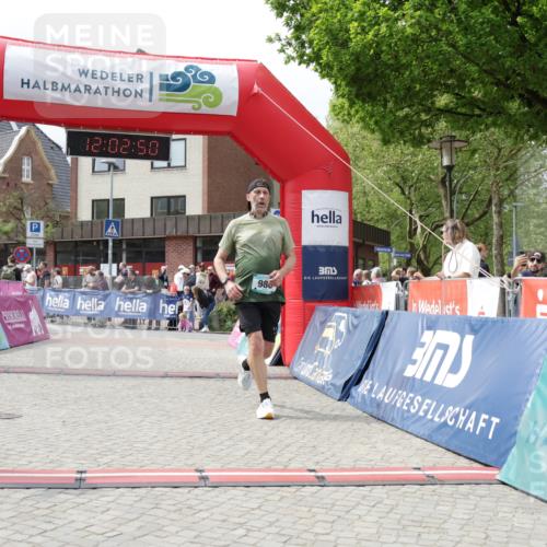 10.05.2026 - 8. Wedeler Halbmarathon Yannick Fuchs http://msf.ph/oto/9736468 10.05.2026 12:02:48 Ziel 813, 986 meine-sportfotos.de