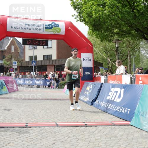 10.05.2026 - 8. Wedeler Halbmarathon Yannick Fuchs http://msf.ph/oto/9736469 10.05.2026 12:02:49 Ziel 813, 986 meine-sportfotos.de