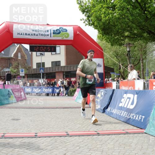 10.05.2026 - 8. Wedeler Halbmarathon Yannick Fuchs http://msf.ph/oto/9736470 10.05.2026 12:02:49 Ziel 813, 986 meine-sportfotos.de