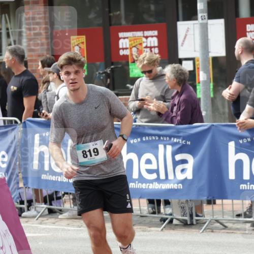 10.05.2026 - 8. Wedeler Halbmarathon Yannick Fuchs http://msf.ph/oto/9736471 10.05.2026 12:02:53 Ziel 819, 986 meine-sportfotos.de