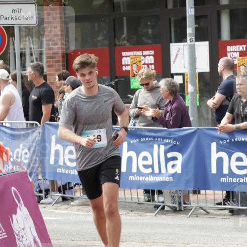 10.05.2026 - 8. Wedeler Halbmarathon Yannick Fuchs http://msf.ph/oto/9736472 10.05.2026 12:02:53 Ziel 819, 986 meine-sportfotos.de