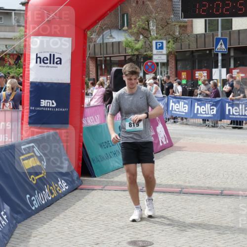10.05.2026 - 8. Wedeler Halbmarathon Yannick Fuchs http://msf.ph/oto/9736475 10.05.2026 12:02:56 Ziel 819 meine-sportfotos.de