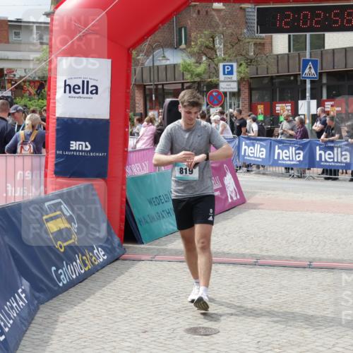 10.05.2026 - 8. Wedeler Halbmarathon Yannick Fuchs http://msf.ph/oto/9736476 10.05.2026 12:02:56 Ziel 819 meine-sportfotos.de