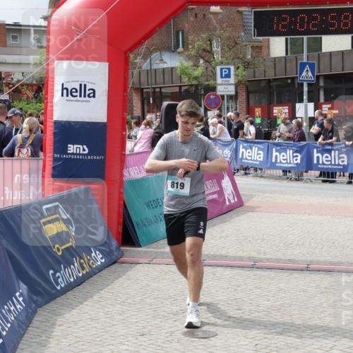 10.05.2026 - 8. Wedeler Halbmarathon Yannick Fuchs http://msf.ph/oto/9736477 10.05.2026 12:02:56 Ziel 819 meine-sportfotos.de