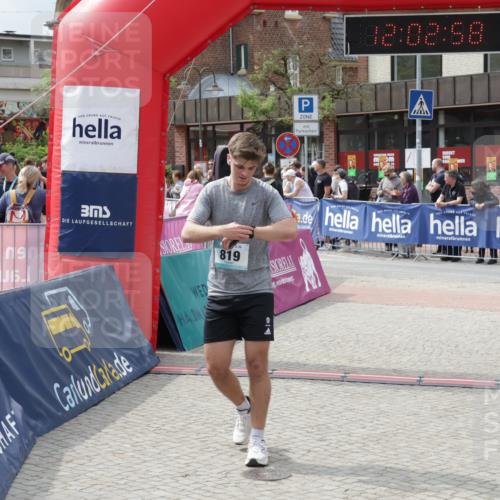 10.05.2026 - 8. Wedeler Halbmarathon Yannick Fuchs http://msf.ph/oto/9736478 10.05.2026 12:02:56 Ziel 819 meine-sportfotos.de