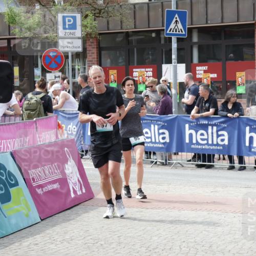 10.05.2026 - 8. Wedeler Halbmarathon Yannick Fuchs http://msf.ph/oto/9736480 10.05.2026 12:03:01 Ziel 95, 97, 819 meine-sportfotos.de
