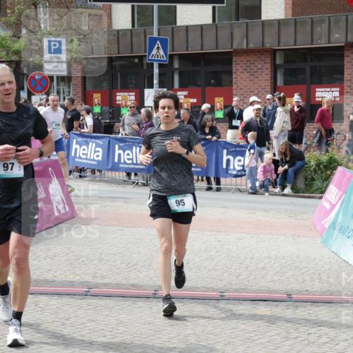 10.05.2026 - 8. Wedeler Halbmarathon Yannick Fuchs http://msf.ph/oto/9736485 10.05.2026 12:03:03 Ziel 95, 97, 185 meine-sportfotos.de