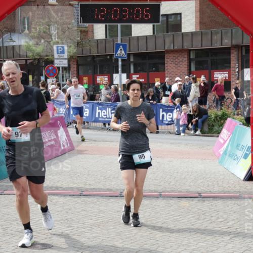10.05.2026 - 8. Wedeler Halbmarathon Yannick Fuchs http://msf.ph/oto/9736488 10.05.2026 12:03:04 Ziel 95, 97, 185 meine-sportfotos.de