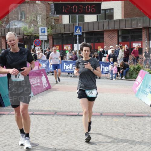 10.05.2026 - 8. Wedeler Halbmarathon Yannick Fuchs http://msf.ph/oto/9736489 10.05.2026 12:03:04 Ziel 95, 97, 185 meine-sportfotos.de