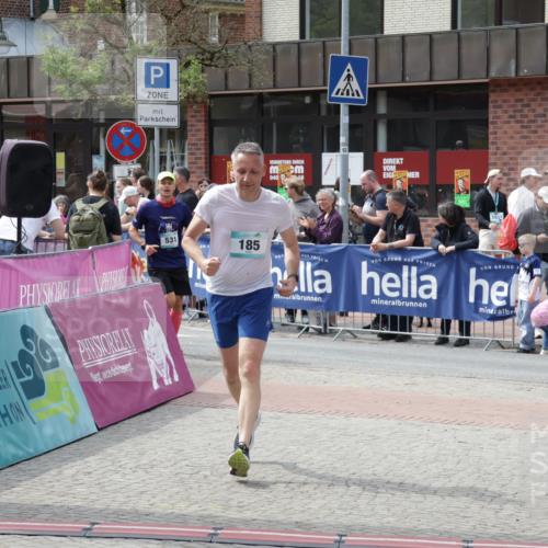 10.05.2026 - 8. Wedeler Halbmarathon Yannick Fuchs http://msf.ph/oto/9736490 10.05.2026 12:03:06 Ziel 95, 97, 185, 229, 531 meine-sportfotos.de