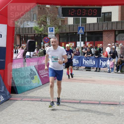 10.05.2026 - 8. Wedeler Halbmarathon Yannick Fuchs http://msf.ph/oto/9736495 10.05.2026 12:03:07 Ziel 95, 97, 185, 229, 531 meine-sportfotos.de