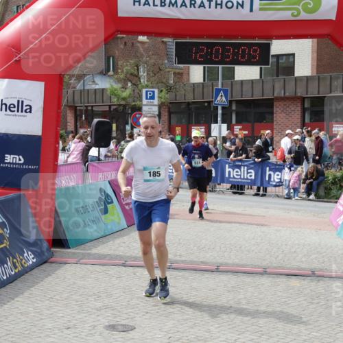 10.05.2026 - 8. Wedeler Halbmarathon Yannick Fuchs http://msf.ph/oto/9736497 10.05.2026 12:03:08 Ziel 95, 97, 185, 229, 531 meine-sportfotos.de