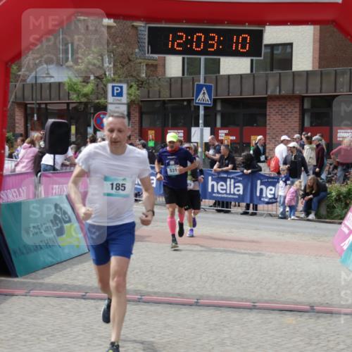 10.05.2026 - 8. Wedeler Halbmarathon Yannick Fuchs http://msf.ph/oto/9736498 10.05.2026 12:03:08 Ziel 95, 97, 185, 229, 531 meine-sportfotos.de