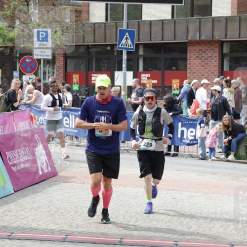 10.05.2026 - 8. Wedeler Halbmarathon Yannick Fuchs http://msf.ph/oto/9736500 10.05.2026 12:03:09 Ziel 95, 185, 229, 490, 531 meine-sportfotos.de