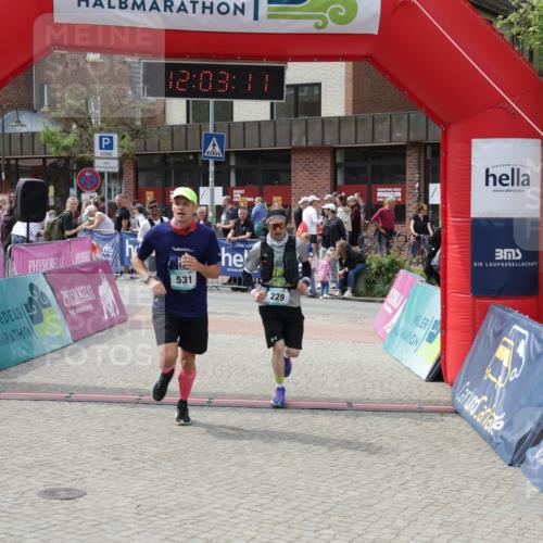 10.05.2026 - 8. Wedeler Halbmarathon Yannick Fuchs http://msf.ph/oto/9736504 10.05.2026 12:03:10 Ziel 185, 229, 490, 531 meine-sportfotos.de