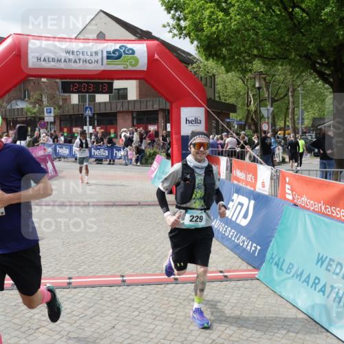 10.05.2026 - 8. Wedeler Halbmarathon Yannick Fuchs http://msf.ph/oto/9736509 10.05.2026 12:03:11 Ziel 185, 229, 490, 531 meine-sportfotos.de