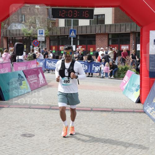 10.05.2026 - 8. Wedeler Halbmarathon Yannick Fuchs http://msf.ph/oto/9736513 10.05.2026 12:03:14 Ziel 229, 490, 531 meine-sportfotos.de