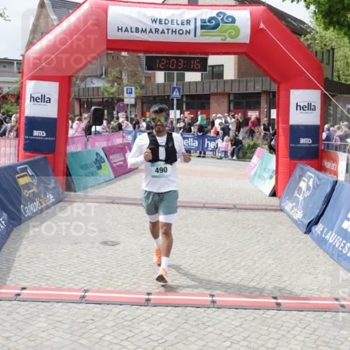 10.05.2026 - 8. Wedeler Halbmarathon Yannick Fuchs http://msf.ph/oto/9736514 10.05.2026 12:03:14 Ziel 229, 490, 531 meine-sportfotos.de