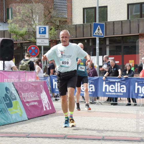 10.05.2026 - 8. Wedeler Halbmarathon Yannick Fuchs http://msf.ph/oto/9736561 10.05.2026 12:03:34 Ziel 636, 659, 764 meine-sportfotos.de