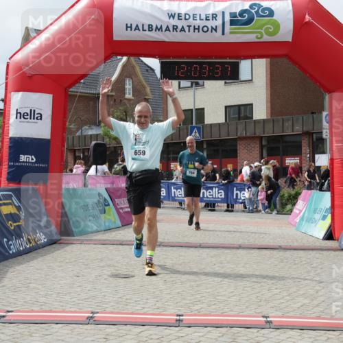 10.05.2026 - 8. Wedeler Halbmarathon Yannick Fuchs http://msf.ph/oto/9736569 10.05.2026 12:03:35 Ziel 636, 659, 764 meine-sportfotos.de