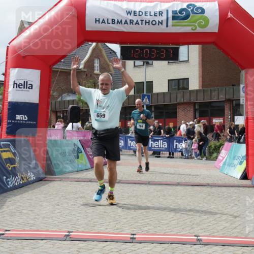 10.05.2026 - 8. Wedeler Halbmarathon Yannick Fuchs http://msf.ph/oto/9736570 10.05.2026 12:03:35 Ziel 636, 659, 764 meine-sportfotos.de