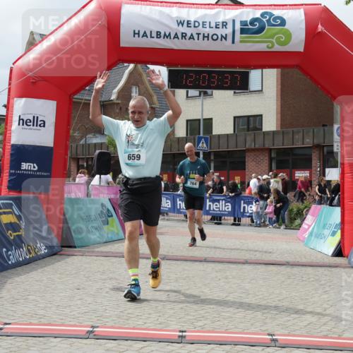 10.05.2026 - 8. Wedeler Halbmarathon Yannick Fuchs http://msf.ph/oto/9736571 10.05.2026 12:03:36 Ziel 659, 764 meine-sportfotos.de