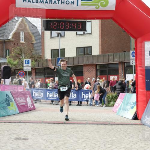 10.05.2026 - 8. Wedeler Halbmarathon Yannick Fuchs http://msf.ph/oto/9736590 10.05.2026 12:03:41 Ziel 269, 764, 2203 meine-sportfotos.de