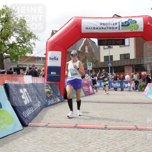 10.05.2026 - 8. Wedeler Halbmarathon Yannick Fuchs http://msf.ph/oto/9736607 10.05.2026 12:03:46 Ziel 269, 579, 772, 2203 meine-sportfotos.de