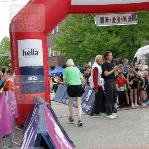10.05.2026 - 8. Wedeler Halbmarathon Yannick Fuchs http://msf.ph/oto/9736744 10.05.2026 12:44:34 Ziel 2249, 7777, 623, 624, 394 meine-sportfotos.de