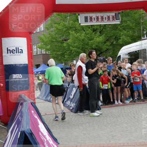 10.05.2026 - 8. Wedeler Halbmarathon Yannick Fuchs http://msf.ph/oto/9736745 10.05.2026 12:44:34 Ziel 623, 624, 11, 2249, 394 meine-sportfotos.de