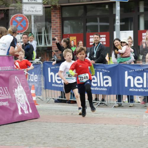 10.05.2026 - 8. Wedeler Halbmarathon Yannick Fuchs http://msf.ph/oto/9736816 10.05.2026 12:47:36 Ziel 04, 16, 624, 2249, 623, 624, 2249 meine-sportfotos.de