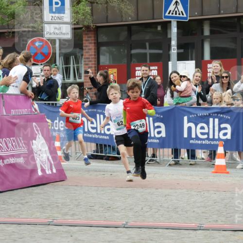 10.05.2026 - 8. Wedeler Halbmarathon Yannick Fuchs http://msf.ph/oto/9736818 10.05.2026 12:47:36 Ziel 23, 04, 2249, 623, 624, 2249 meine-sportfotos.de