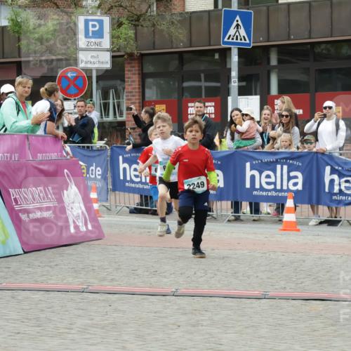 10.05.2026 - 8. Wedeler Halbmarathon Yannick Fuchs http://msf.ph/oto/9736821 10.05.2026 12:47:36 Ziel 6, 16, 04, 16, 2249, 623, 624, 2249 meine-sportfotos.de