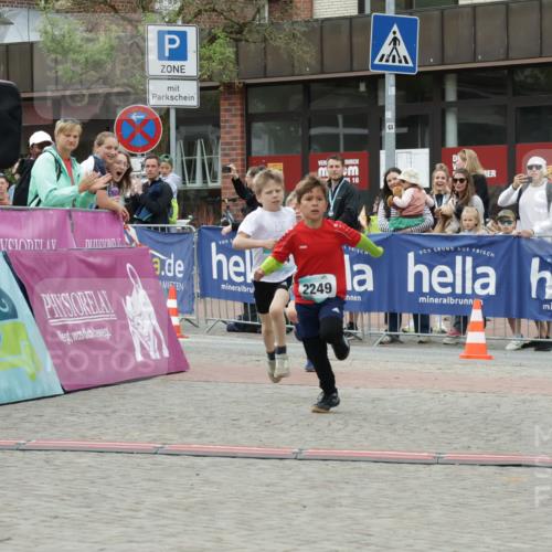 10.05.2026 - 8. Wedeler Halbmarathon Yannick Fuchs http://msf.ph/oto/9736822 10.05.2026 12:47:37 Ziel 16, 2249, 623, 624, 2249 meine-sportfotos.de