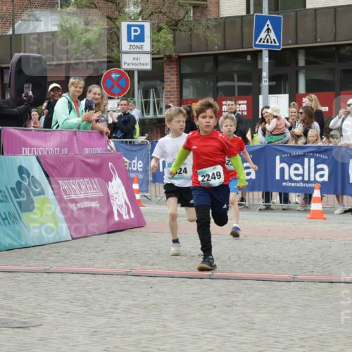 10.05.2026 - 8. Wedeler Halbmarathon Yannick Fuchs http://msf.ph/oto/9736825 10.05.2026 12:47:37 Ziel 16, 24, 2249, 623, 624, 2249 meine-sportfotos.de
