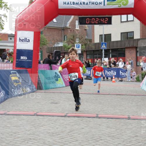 10.05.2026 - 8. Wedeler Halbmarathon Yannick Fuchs http://msf.ph/oto/9736831 10.05.2026 12:47:39 Ziel 10, 02, 42, 30, 2249, 623, 624, 2093, 2249 meine-sportfotos.de